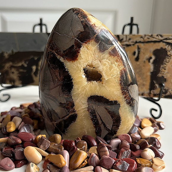 SOLD 🐉 Septarian Egg Nodule // Madagascar 🐉//UV reactive! - Picture 7 of 16